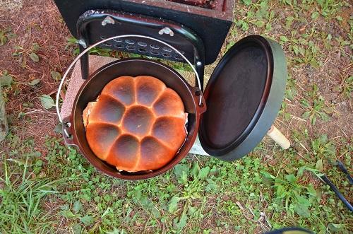 ダッチオーブンでふわふわパン！キャンプの焚き火や自宅で焼くコツ