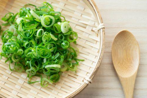 薬味の定番・長ねぎの小口切りのコツ｜冷凍保存方法も紹介